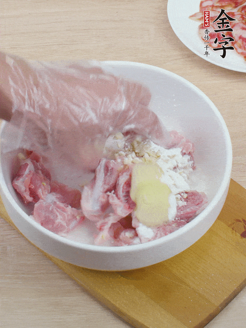 洗凈的小排，加鹽、姜、蒜末、淀粉、胡椒粉抓勻，腌制15分鐘。