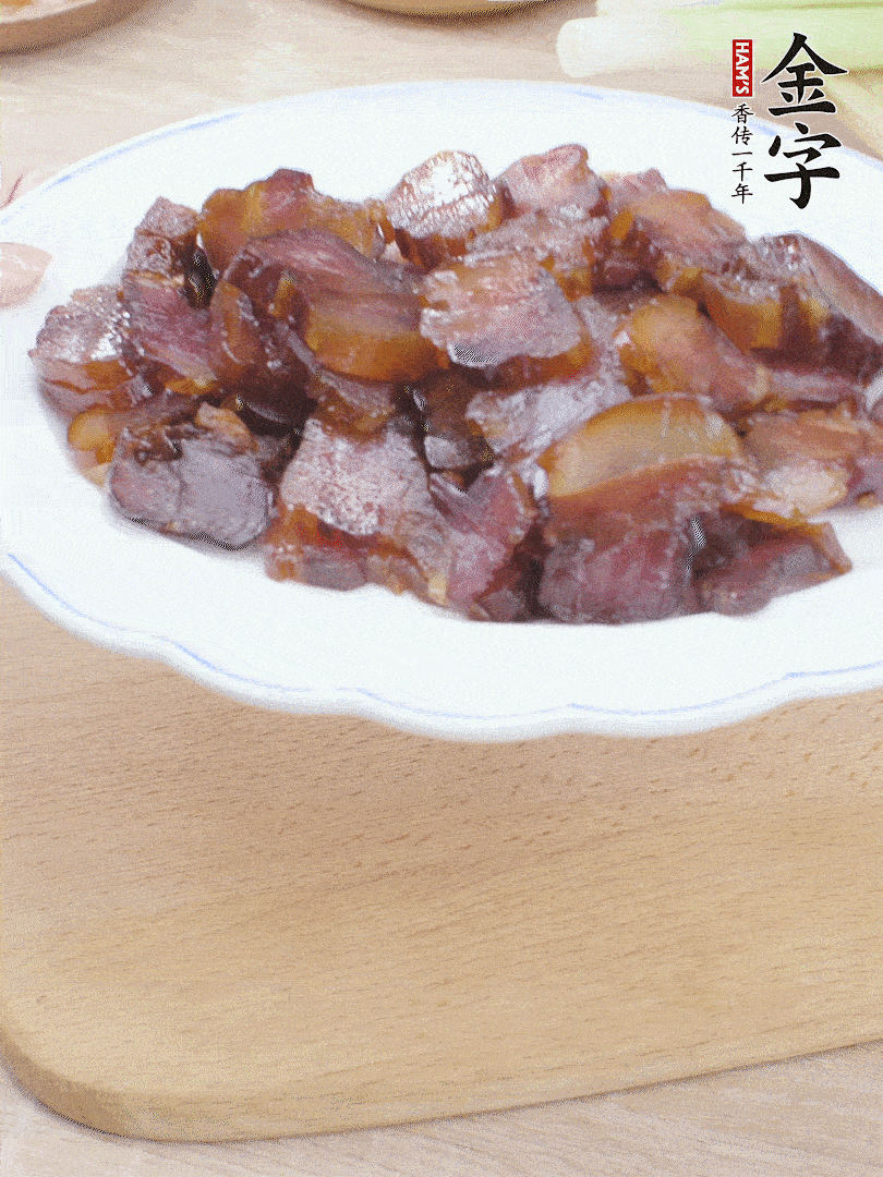 金字醬油肉水煮15分鐘，切薄片。