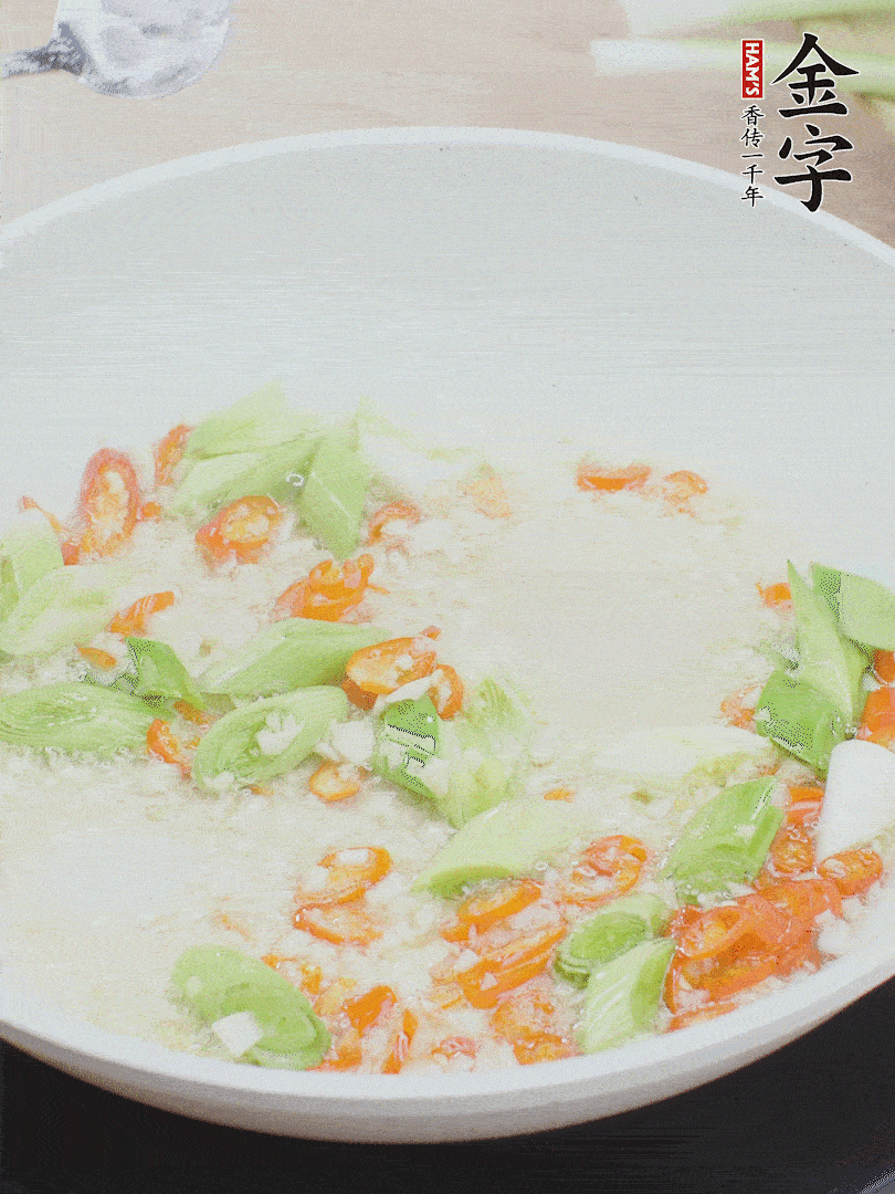 油5成熱時，下蒜末、辣椒、蒜白煸炒。
