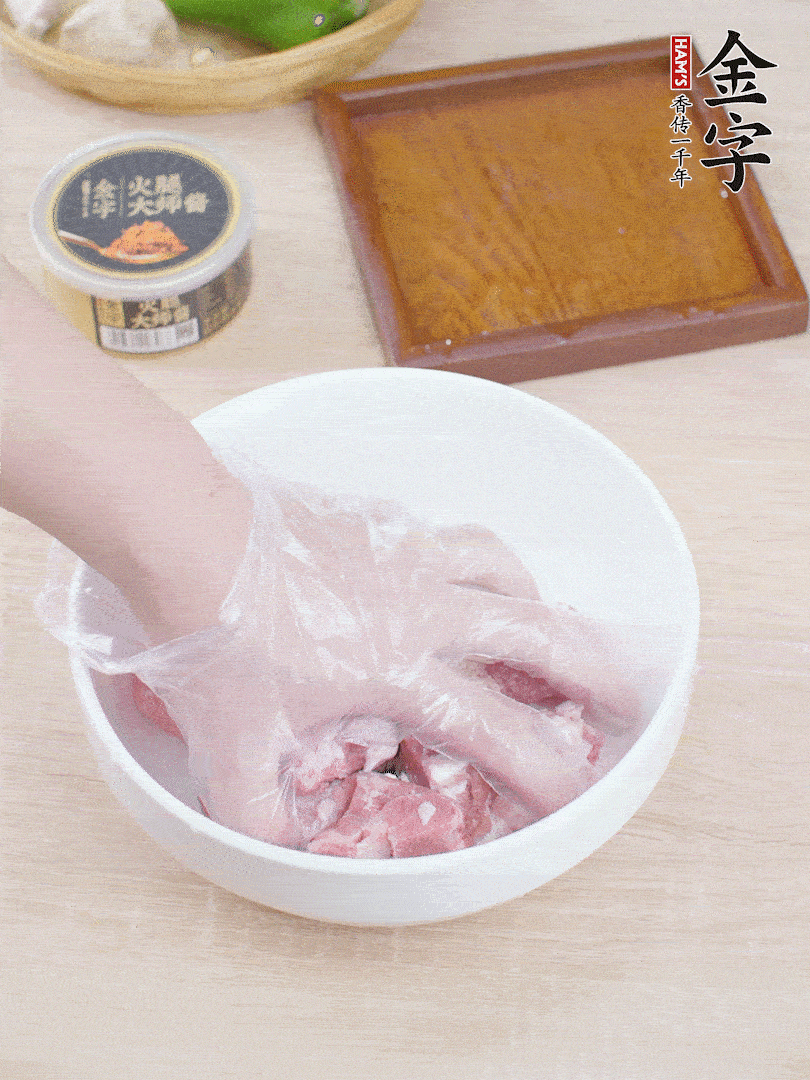 豬小排，加1勺料酒、1勺蠔油、1/3勺白胡椒粉、淀粉，抓拌均勻腌漬30分鐘。青椒去蒂去籽切塊。洋蔥去皮切塊。