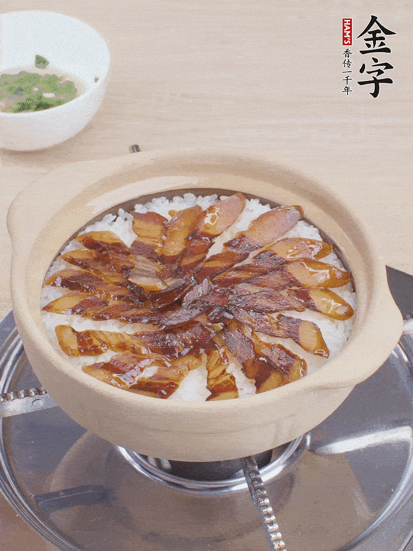 快收水時(shí)，鋪醬油肉，鍋邊淋點(diǎn)油，轉(zhuǎn)動(dòng)砂鍋，燜煮2分鐘。