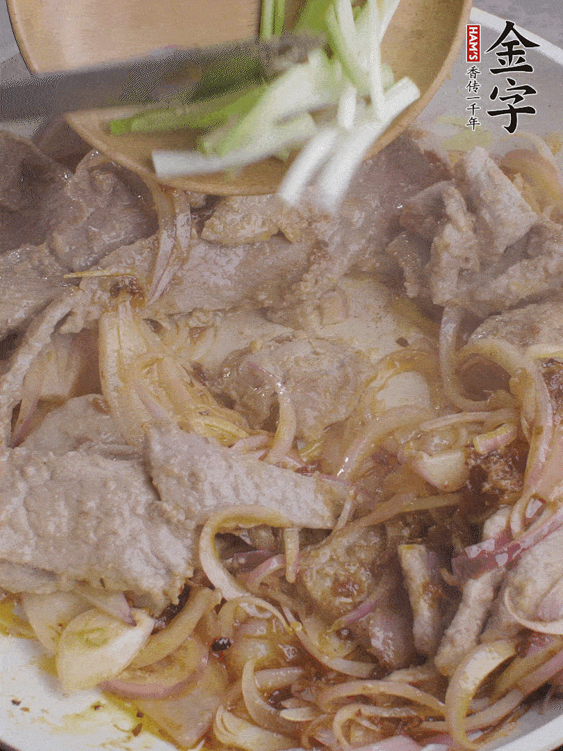 下牛肉、蔥段快炒。