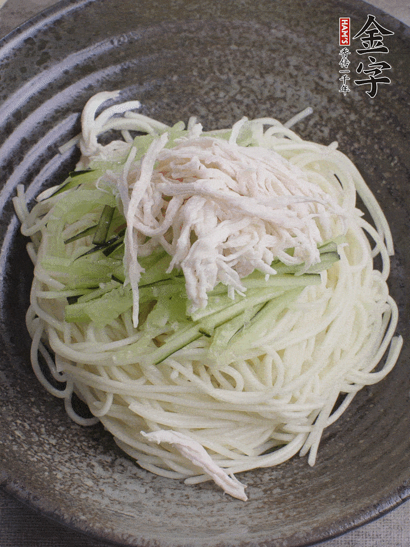 堿水面（熟）倒入大碗中，鋪上黃瓜絲、雞絲。