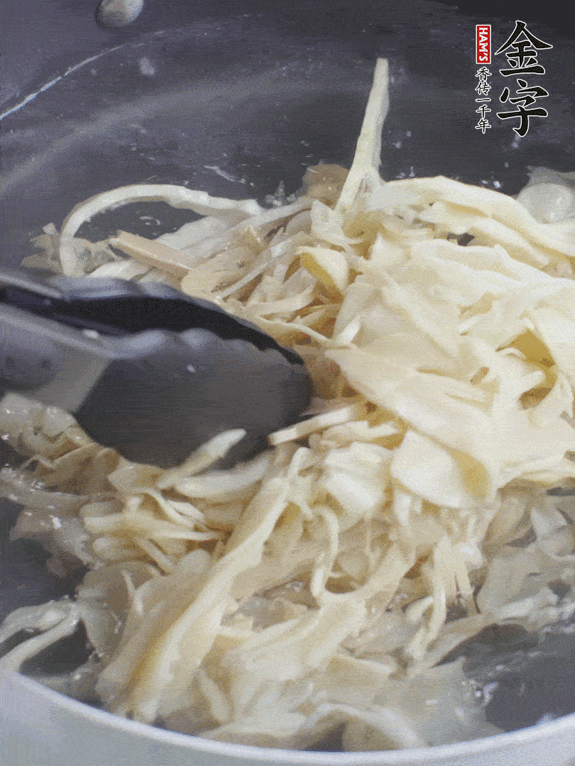 糯米筍焯水1分鐘，過涼水，擠干水份。