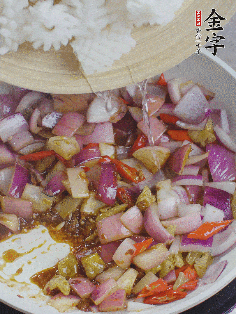下魷魚花，2勺料酒炒勻。