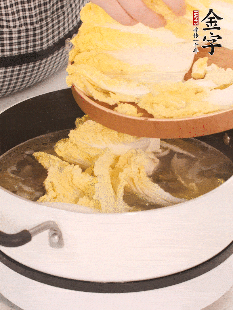 放入娃娃菜、金針菇再燉煮5分鐘。