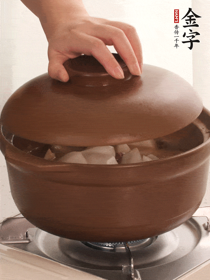 倒沒過食材的熱水，大火燒開。蓋上蓋子轉(zhuǎn)中小火，燉15-20分鐘。等蘿卜煮到喜歡的軟爛度就可以關(guān)火。