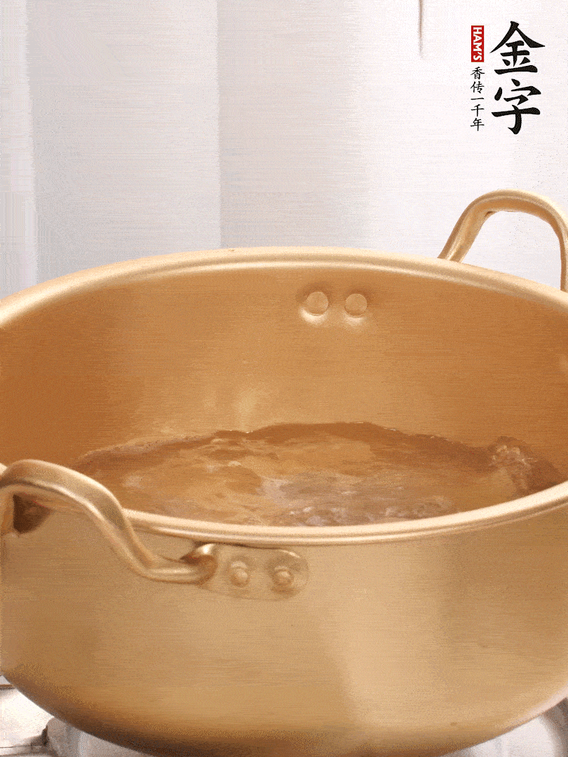 排骨加姜片、料酒，冷水下鍋焯水，撇去浮沫。