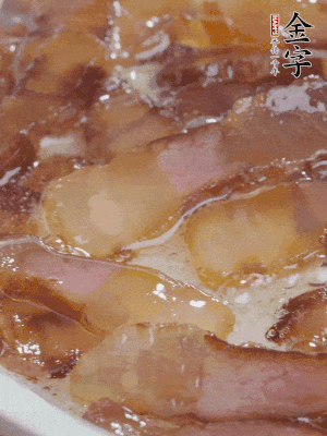 油5成熱，醬油肉煸香。