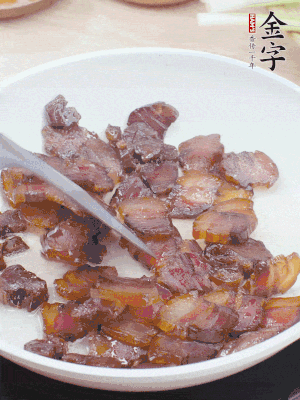 熱鍋少油，醬油肉煸出油脂，盛出。