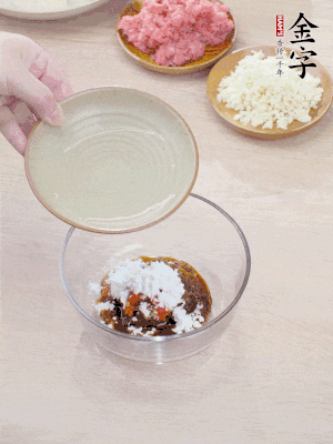 調(diào)料汁：金字火腿干貝醬2勺、剁椒1/2勺、生抽1/2勺、淀粉2勺、清水半碗。