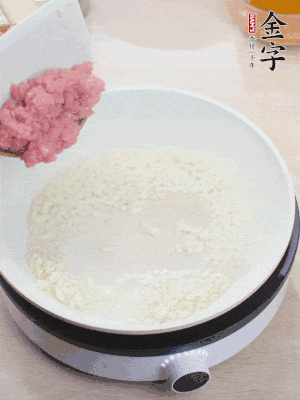 鍋內(nèi)熱油，蒜泥、牛肉泥炒至酥香。
