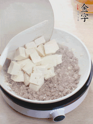 放豆腐翻拌均勻，倒料汁燜煮。