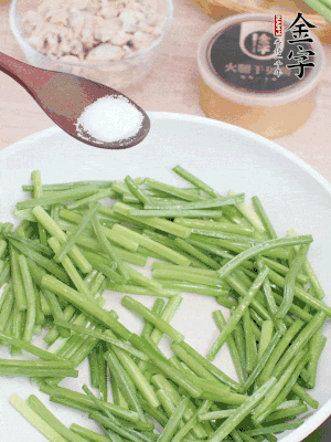 起鍋熱油，下韭菜苔炒至變色。加少許鹽。