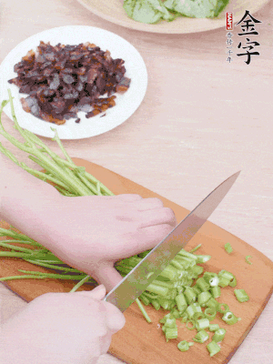 空心菜摘掉葉子，菜梗切成丁。