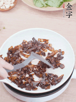 起鍋熱油，煸香醬油肉，撥拉到一邊。