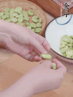 蠶豆剝殼，去掉豆衣，切碎。