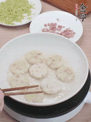 鍋中涼油，慢煎至兩面有脆殼。（油可以多一點）