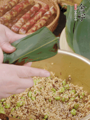 粽葉往下折，完全蓋住，兩側捏緊。