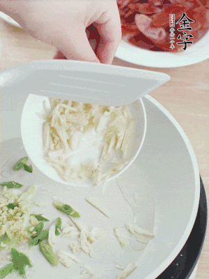 油4成熱，下蔥姜蒜、干辣椒、花椒煸出香味。
