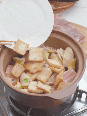 依次下春筍、豆腐，開水沒過食材。