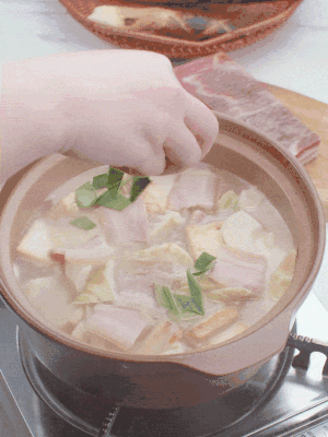 一小撮鹽、糖、雞精調(diào)味，最后撒點蒜葉點綴。