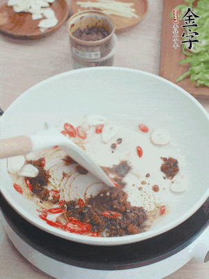 熱鍋涼油，姜蒜、辣椒、金字火腿xo醬炒香。