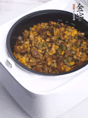 電飯煲按煮飯鍵，出鍋撒蔥花。