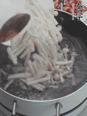 白玉菇改刀焯水30秒。