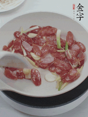 熱鍋爆香姜蒜片，下香腸炒出香味。