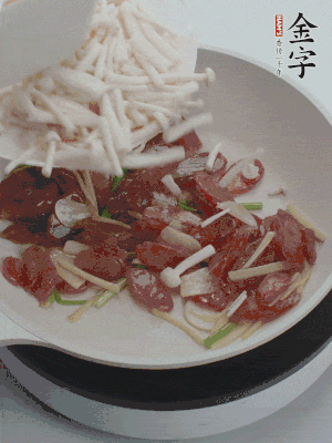 放白玉菇、青紅辣椒、雞蛋。