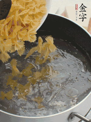 蝴蝶面加橄欖油煮熟；豌豆焯水30秒。