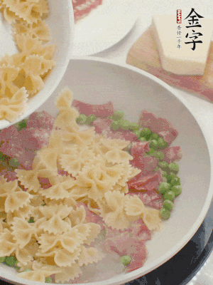 1小勺鹽調(diào)味，混合一起燉煮一下。