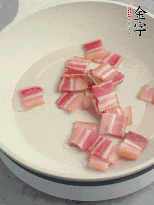 鍋中少許油，金字淡咸肉煸香。