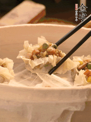 包好的燒賣放在蒸籠上，水開后蒸8分鐘左右。