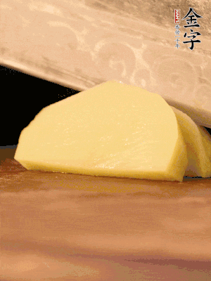 土豆去皮切丁。水開后，放入鍋中煮2-3分鐘，撈出瀝干水分。