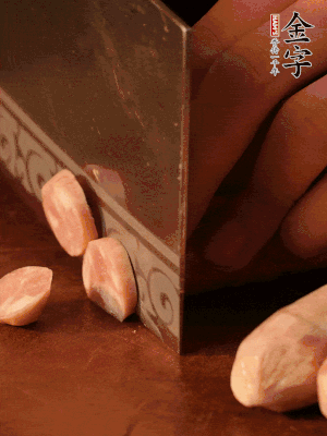 金字烤腸切圓片。