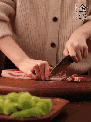 金字淡咸肉切片，冷水入鍋，加姜片、料酒略焯水。同步，五花肉切塊焯水。