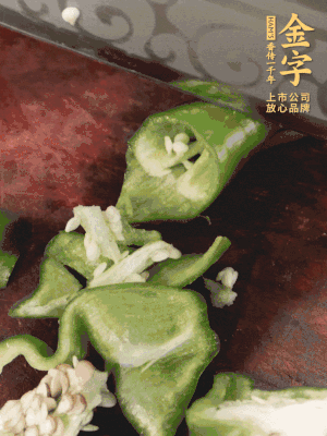 辣椒洗凈斜切成段，蒜切片。