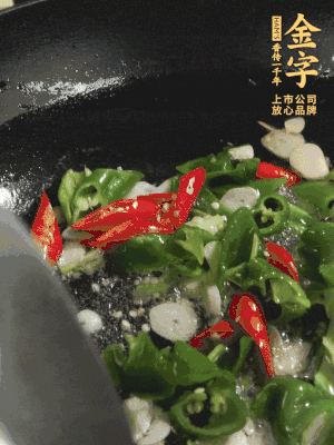 起鍋燒油，加辣椒、蒜片大火翻炒出香味。