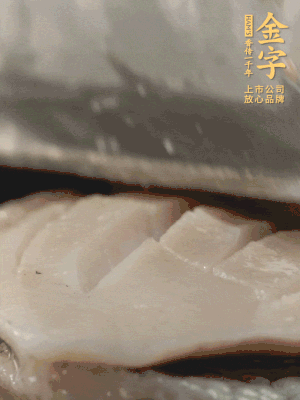 鮑魚用勺子撬出來，去掉內(nèi)臟和牙齒，加面粉、白醋、鹽、啤酒抓一下，清水洗凈，切花刀。