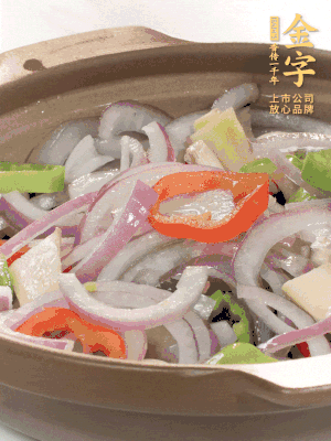 砂鍋底鋪上香菜，放上料頭，再放上焯過水的鮑魚殼。