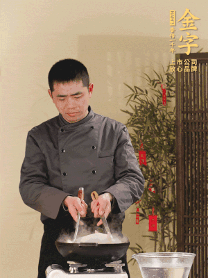 整只土雞冷水下鍋，加蔥姜、料酒焯水，撈出后用溫水清洗干凈。