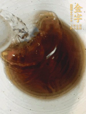黃酒中加清水、蒸魚豉油、白砂糖混合均勻。