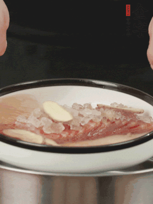 置于盤中，加冰糖100g、黃酒100g、水200g，上鍋蒸20分鐘。