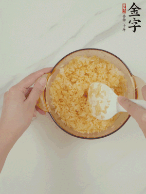 隔夜剩米飯加蛋黃攪拌均勻。