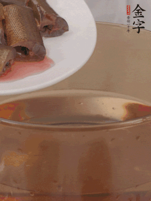 處理干凈的黃鱔段，加姜片、料酒沸水下鍋焯水。撈出用涼水沖洗干凈。