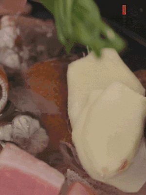 加姜片、蔥結(jié)、料酒。