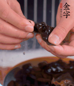 木耳冷水泡發(fā)，處理成小塊。（如果是小木耳就不用切了）