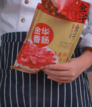 香腸切成斜片，小米辣切成斜片。